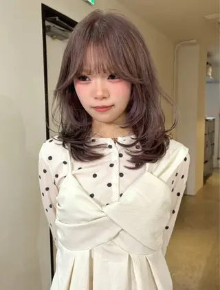 ミディアム カラー mizuki/ピンク ベージュ.レイヤーのヘアスタイル