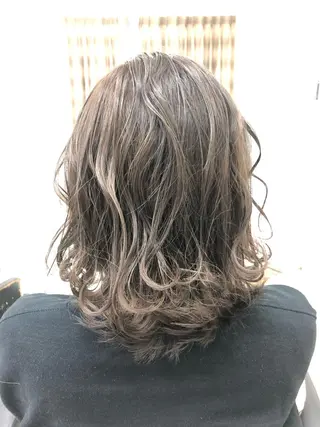 ミディアム カラー 渕向 克海のヘアスタイル