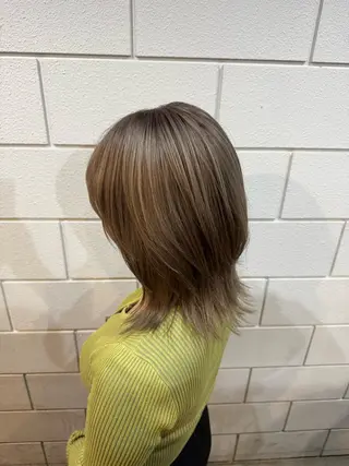 ミディアム カラー 透け感/ハイトーン/ レイヤー/小山田のヘアスタイル