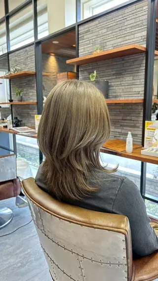 カラー セミロング 高村 菜子のヘアスタイル