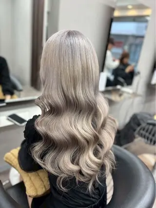 ロング カラー かのブリーチカラー 🎧⛓️🩶のヘアスタイル