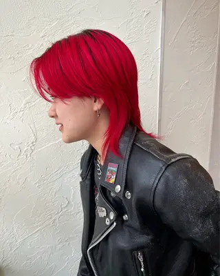 ショート カラー 角田 桃香のヘアスタイル