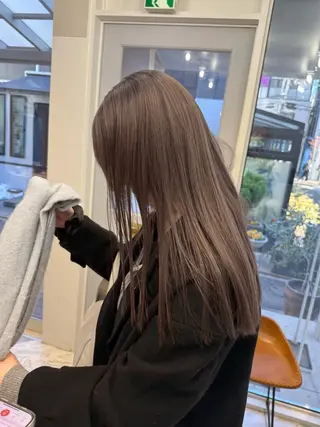 ロング カラー ミルクティー× グレージュMOMOのヘアスタイル