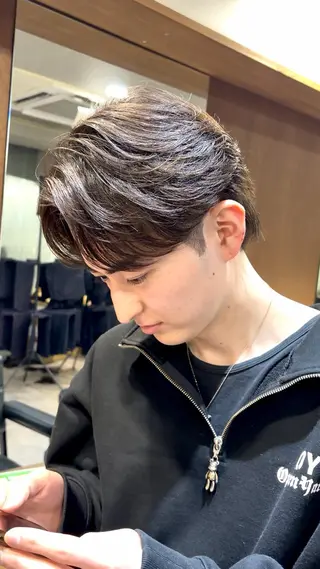 ショート パーマ メンズ モナン新宿所属・曲がる縮毛 メンズ 毛流れ 佐々木 優のヘアスタイル