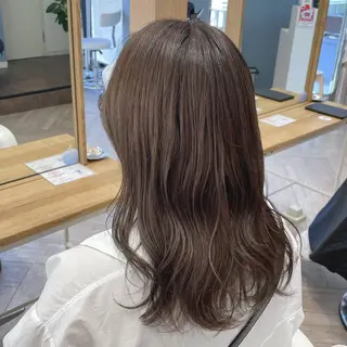 ミディアム 亀山 由里菜のヘアスタイル