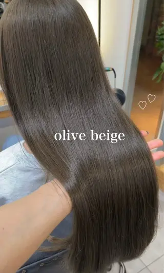 ロング ブリーチなしカラー /ベージュカラーのヘアスタイル