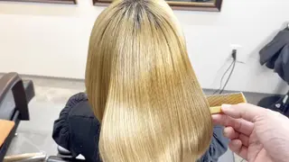 ミディアム カラー AnFye une qatllのヘアスタイル