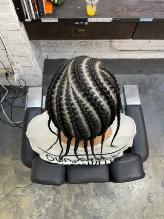 ミディアム コーンロウ／ブレイズ SYUのヘアスタイル