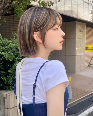 ショート カラー サキ🤍ハイトーン 🩰くびれ巻きヘアのヘアスタイル