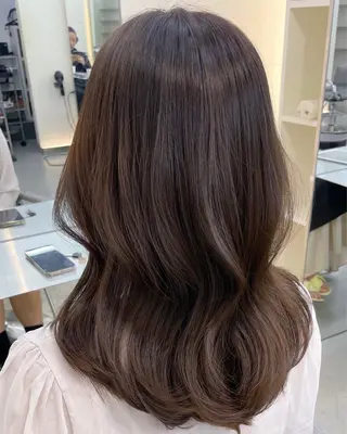 セミロング カラー 梅本 佳奈のヘアスタイル