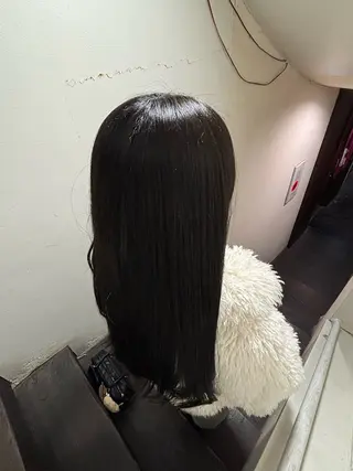 ロング 透明オリーブ/ 艶カラー/ NOAのヘアスタイル