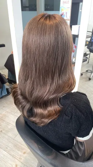 ミディアム カラー ブリーチ/髪質改善/ ハイトーン/暖色のヘアスタイル