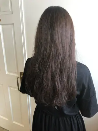 ロング パーマ MIOベージュカラー 柔らかいカラーのヘアスタイル