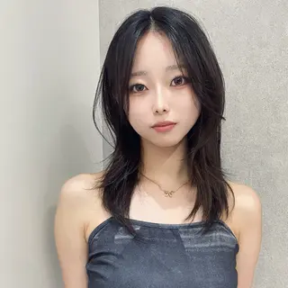 ミディアム ハッシュカット🖤 レイヤー/透けカラーのヘアスタイル