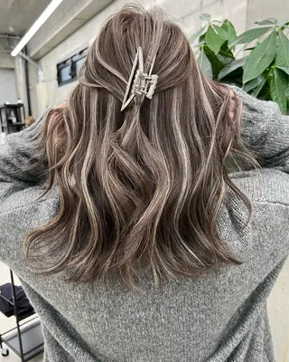 セミロング 服部 しおんのヘアスタイル