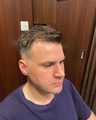 ショート メンズ 海老原 コウのヘアスタイル