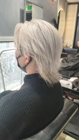 カラー メンズ ショート たつや/ハイトーン/ バレイヤージュ/寒色のヘアスタイル