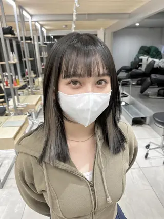 ミディアム カラー レイヤーカット 透明感カラーのヘアスタイル