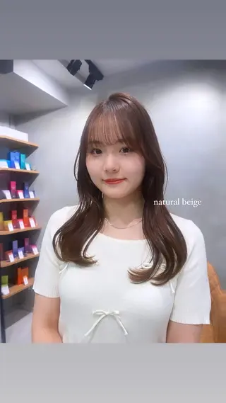 カラー 透けるベージュ/ 艶カラー♡のヘアスタイル