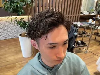 ショート パーマ メンズ 絹村 健人のヘアスタイル