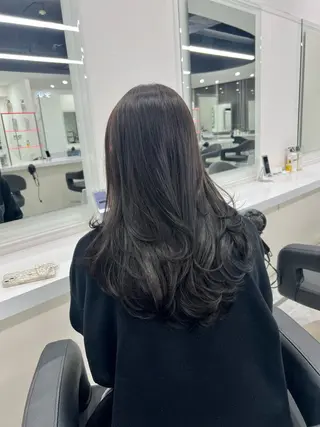 ロング カラー オリーブカラー🫒 レイヤーカット✂︎のヘアスタイル