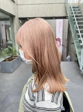 ミディアム カラー レイヤーカット 透明感カラーのヘアスタイル