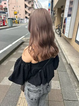 セミロング W所属・小林 朋花のヘアスタイル