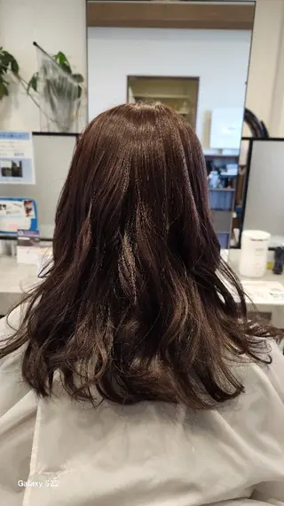 セミロング カラー 橘　 莉穂のヘアスタイル