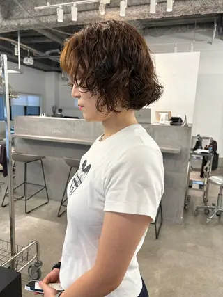 ショート パーマ パーマ、ボブ、透明感 カラー、小須田ゆあのヘアスタイル