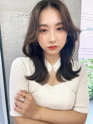 ミディアム レイヤーカット、 大人可愛い　中村美羅のヘアスタイル