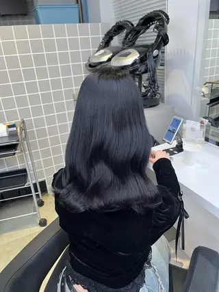 セミロング 寒色＆ブリーチ特化 寒色MiOのヘアスタイル