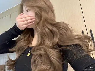 ロング にこ🐻❄️🫧 透明感カラー🤍のヘアスタイル