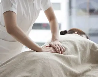 腸もみ整体プライベートサロン桜の間-乃木坂店-所属・美腸セラピストのいる 腸とカラダ専門サロンのエステ・リラクイメージ