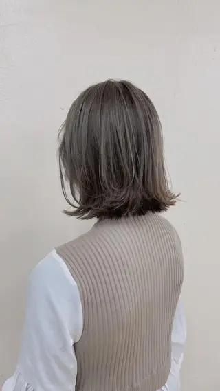 カラー ミルクティーカラー イイサカシュンスケのヘアスタイル