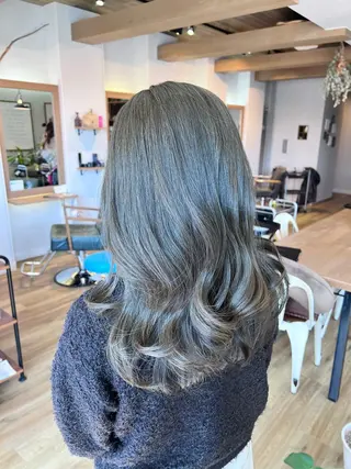 ロング カラー ツキダテ ユイのヘアスタイル