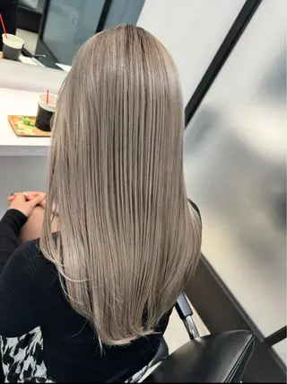 セミロング salowin所属・ハイトーンカラー 馬場みなみのヘアスタイル