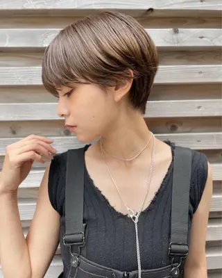 ショート カラー かの／GiseL／ ハイトーン／ブリーチのヘアスタイル