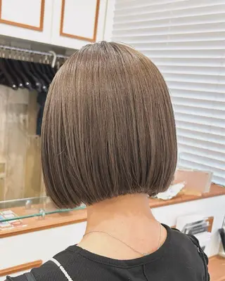 ショート カラー ぱつっとボブ/ 小野あかねのヘアスタイル