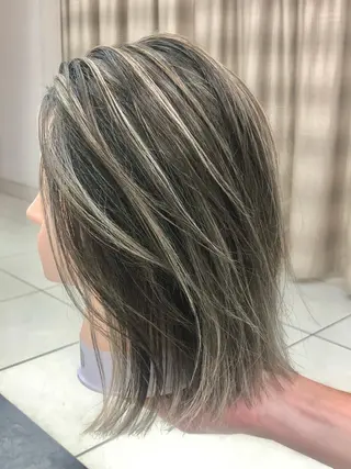 セミロング カラー 渕向 克海のヘアスタイル