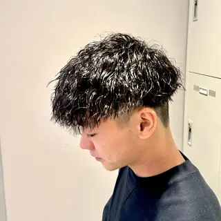 ミディアム パーマ ヘアアレンジ メンズ 顔まわりカット の達人のヘアスタイル