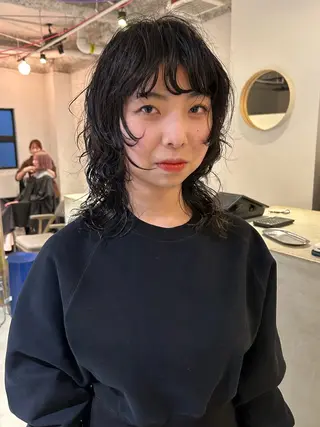 ミディアム パーマ Loom.所属・村上雅人 ナチュラルモードのヘアスタイル