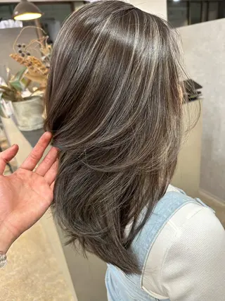 カラー Merly Osakaのヘアスタイル