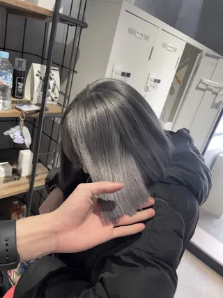 ミディアム カラー オフホワイトアンドなんば所属・福西 洋斗のヘアスタイル