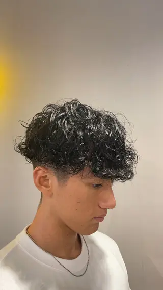 セミロング パーマ ヘアアレンジ メンズ 艶カラー の達人のヘアスタイル