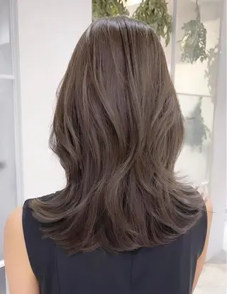 セミロング カラー 石川 幸呼のヘアスタイル