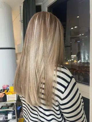 ロング カラー LUNTY NAMBA所属・艶ハイトーン👑♡ NATSUKIのヘアスタイル