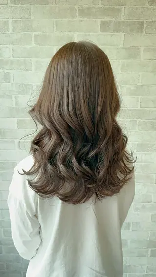 カラー 岡松 優月のヘアスタイル