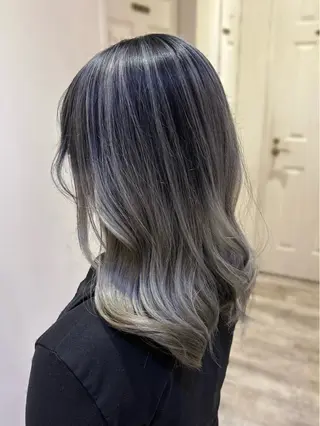 セミロング カラー 💙mai🫧 縮毛矯正・ハイライトのヘアスタイル