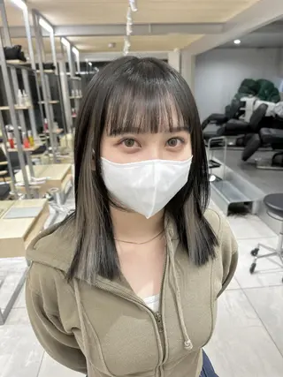 ミディアム カラー レイヤーカット 透明感カラーのヘアスタイル