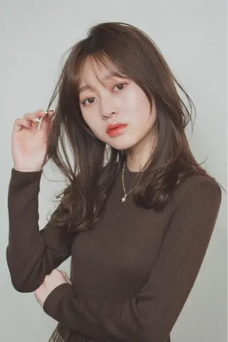 ミディアム カラー Le'a銀座所属・前髪/顔周り /レイヤー/秋山 元のヘアスタイル